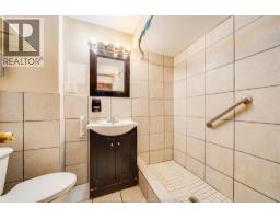 801 VICTORIA AVENUE - 32
