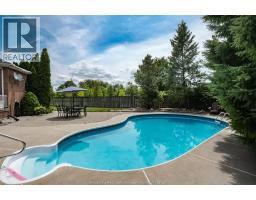 1747 CHORNOBY CRESCENT - 36