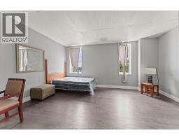 1353 WELLINGTON AVENUE - 17