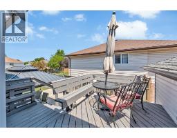 752 HELENA CRESCENT - 32