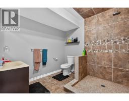 1092 REGENCY CRESCENT - 38