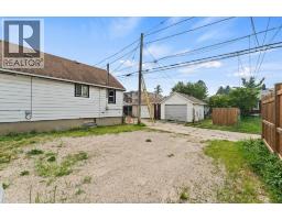 1565 GLADSTONE AVENUE - 38