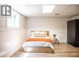 384 AMBERLY CRESCENT - 38