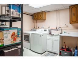 384 AMBERLY CRESCENT - 41