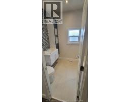 22 ROBIN CRESCENT - 10