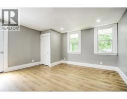 1484 VICTORIA AVENUE - 32