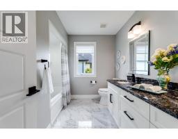 6 Augusta DRIVE - 26