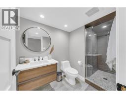 1060 WOODLAND CRESCENT - 43