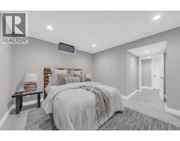 1060 WOODLAND CRESCENT - 44