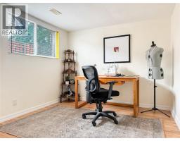 276 FAIRWAY CRES - 32