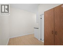 939 WYANDOTTE STREET East - 6
