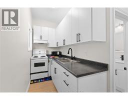 939 WYANDOTTE STREET East - 8