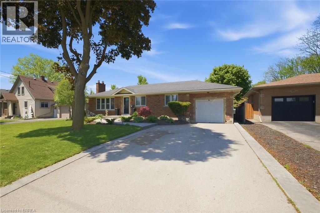 8 QUEENSWAY Drive, Brantford