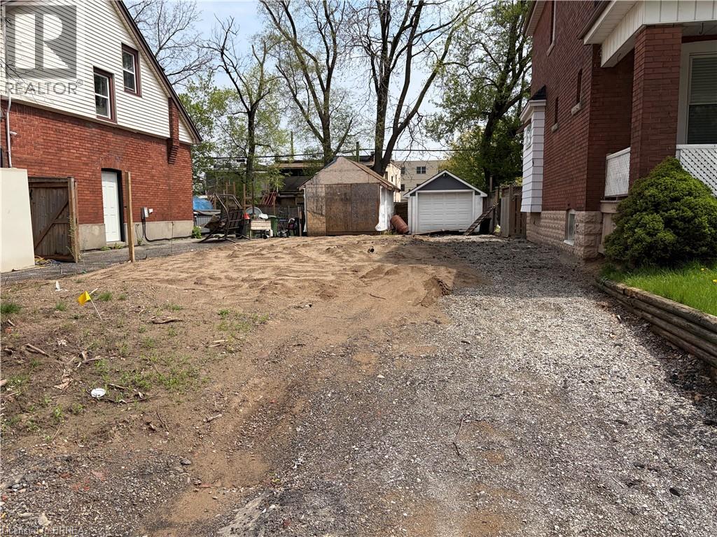 18 TUXEDO Avenue N, Hamilton