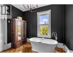 18 HAWARDEN Avenue - 26