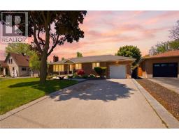 8 QUEENSWAY Drive - 1