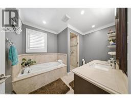 8 QUEENSWAY Drive - 21