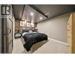 8 QUEENSWAY Drive - 30
