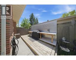 8 QUEENSWAY Drive - 34