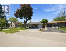 8 QUEENSWAY Drive - 46