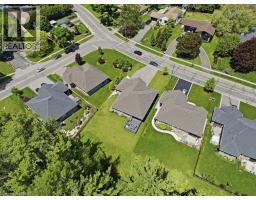 4 LYNNDALE Road - 43