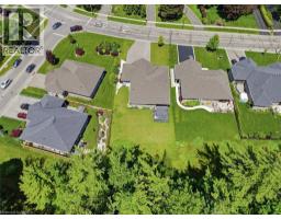 4 LYNNDALE Road - 44