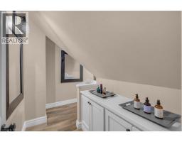 60A DUNDAS Street W - 25