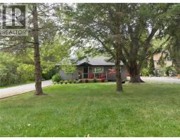 114 HILLVIEW Crescent - 2