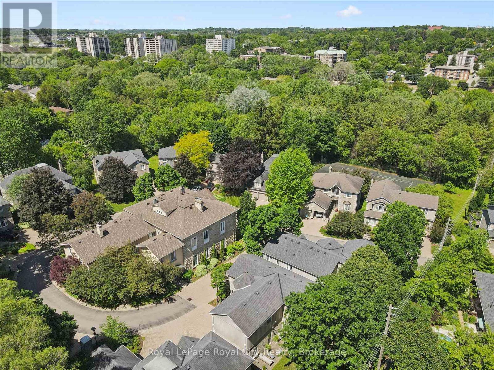 11 - 25 MANOR PARK CRESCENT, Guelph (Dovercliffe Park/Old University)