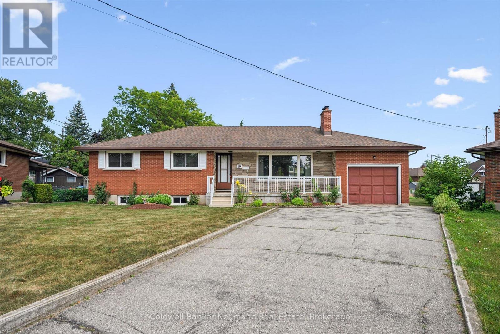 10 KARA LEE COURT, Guelph (St. George s)