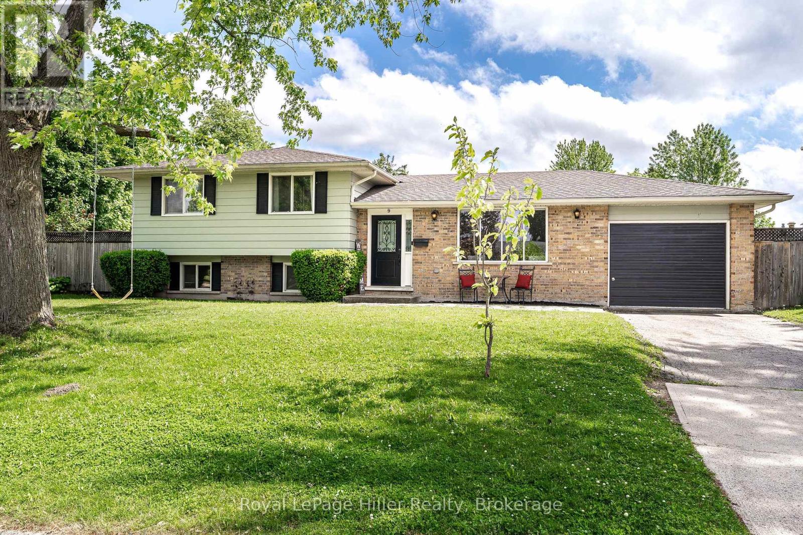 9 SIMPSON COURT, Stratford