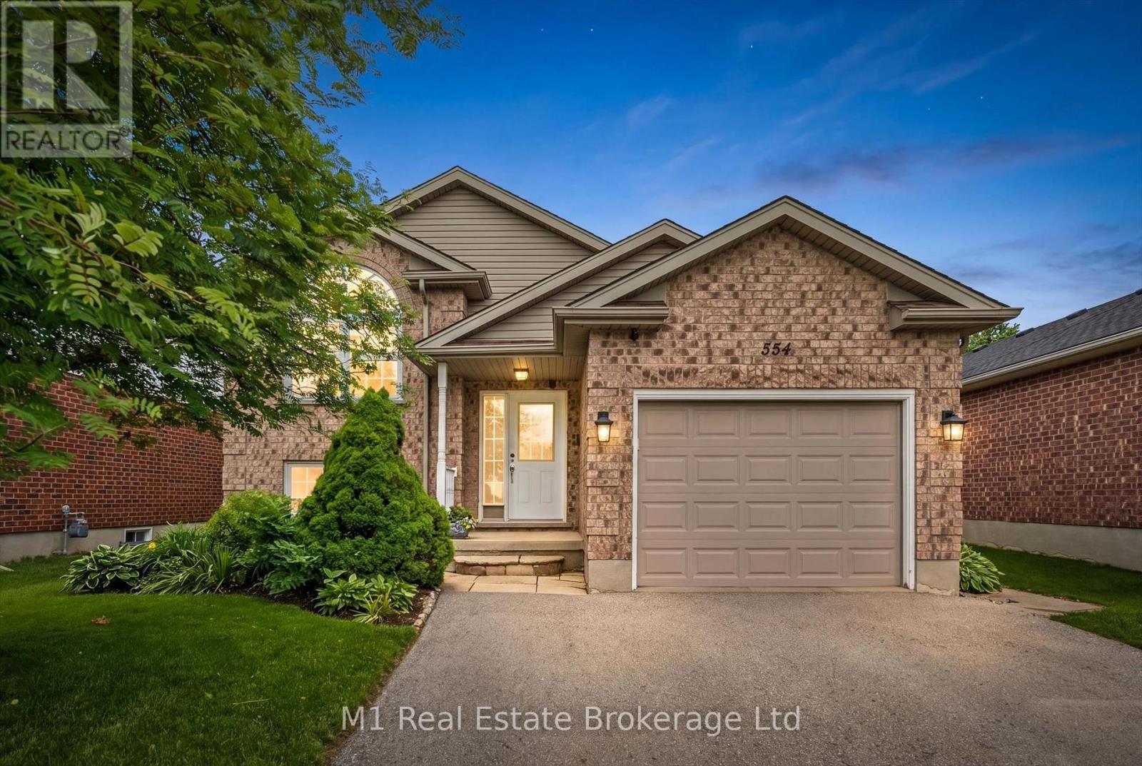 584 MCTAVISH STREET, Centre Wellington (Fergus)