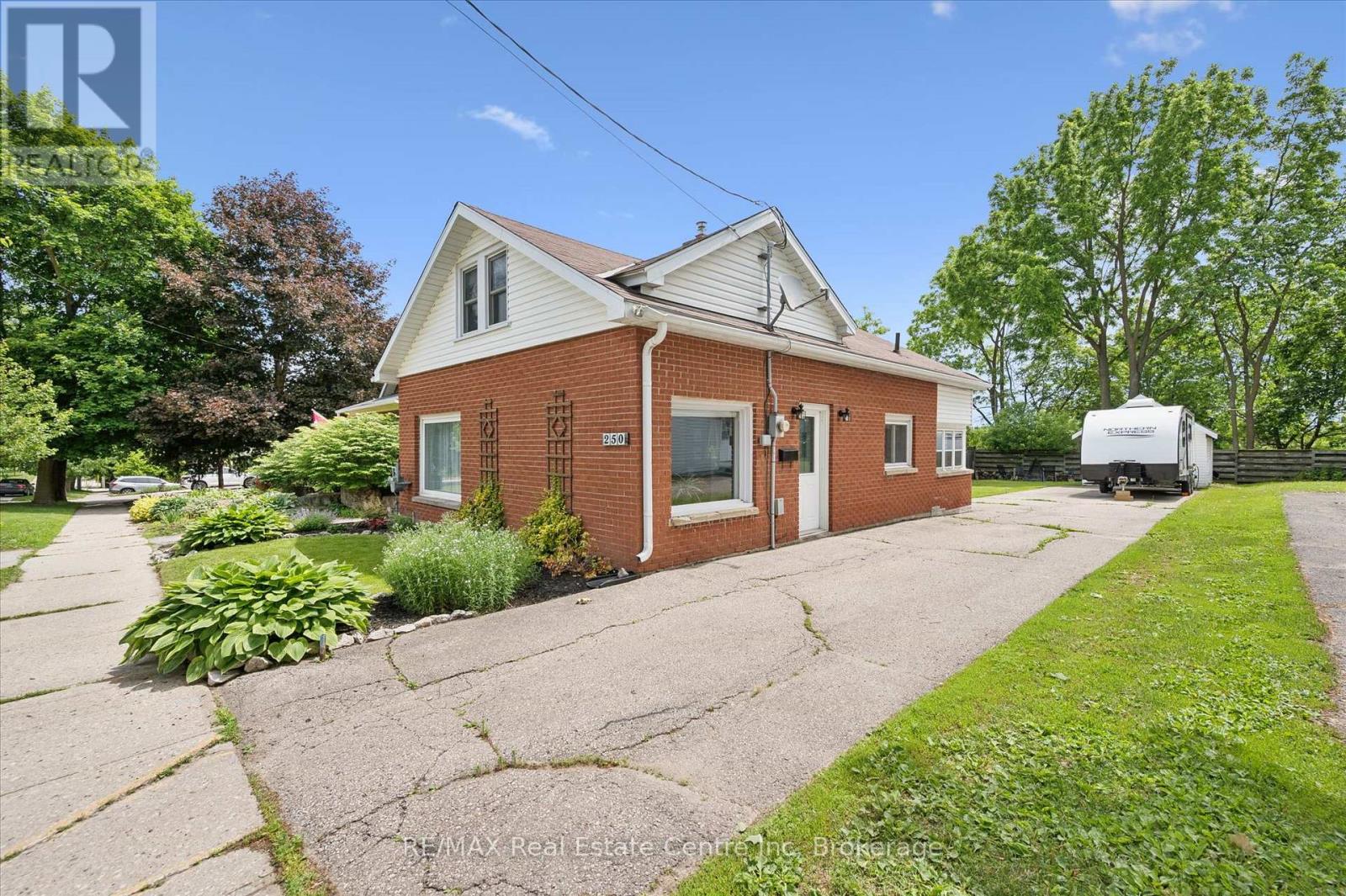 250 ST GEORGE STREET E, Centre Wellington (Fergus)