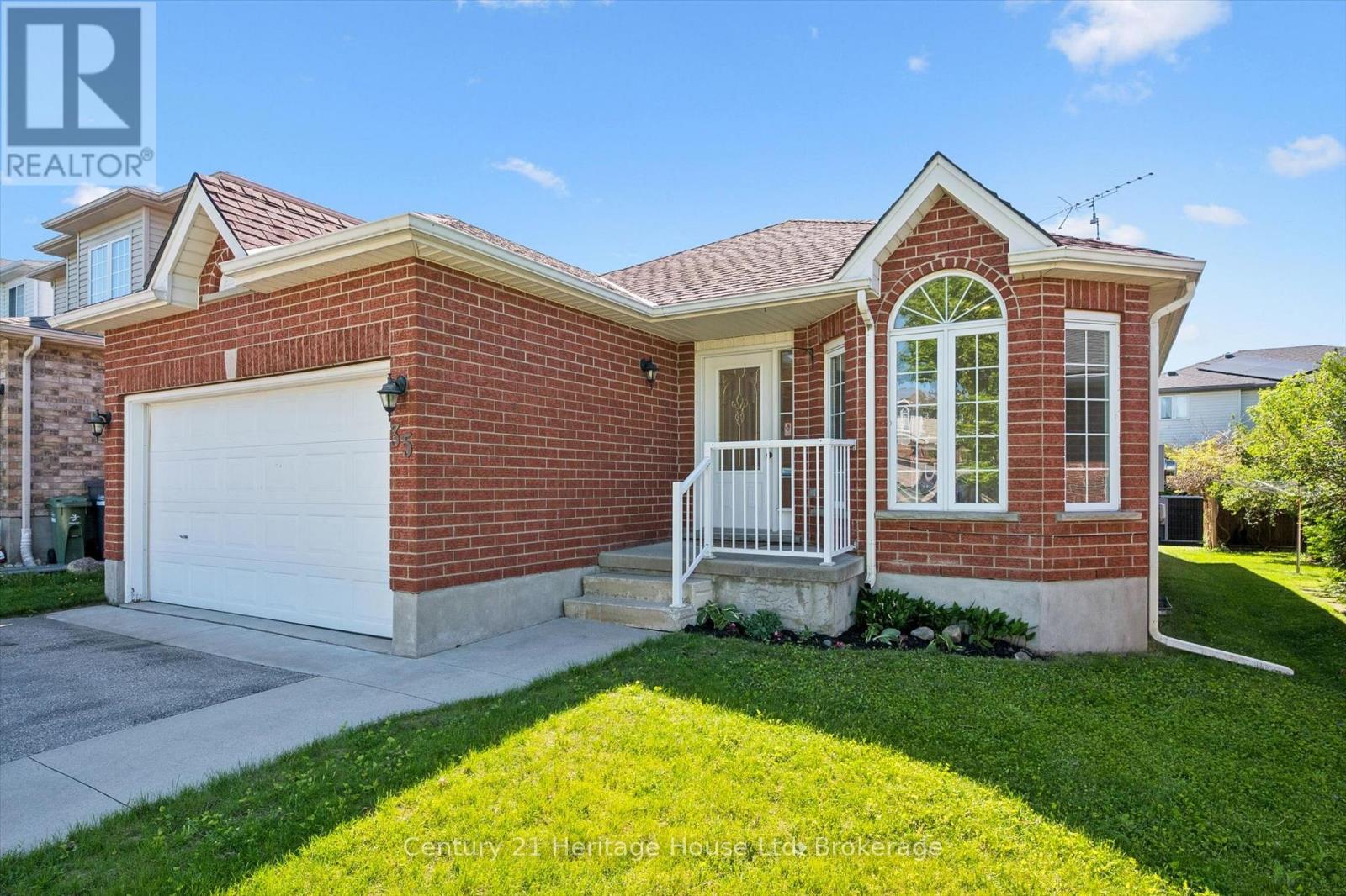 35 SHACKLETON DRIVE, Guelph (Grange Road)