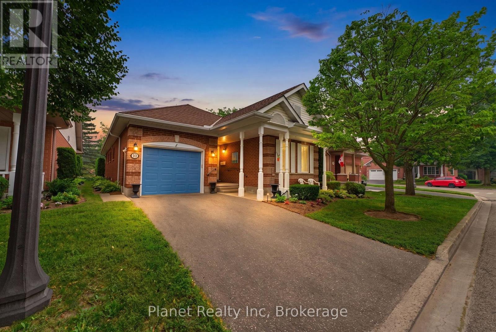 10 WHITE PINE WAY, Guelph (Village By The Arboretum)