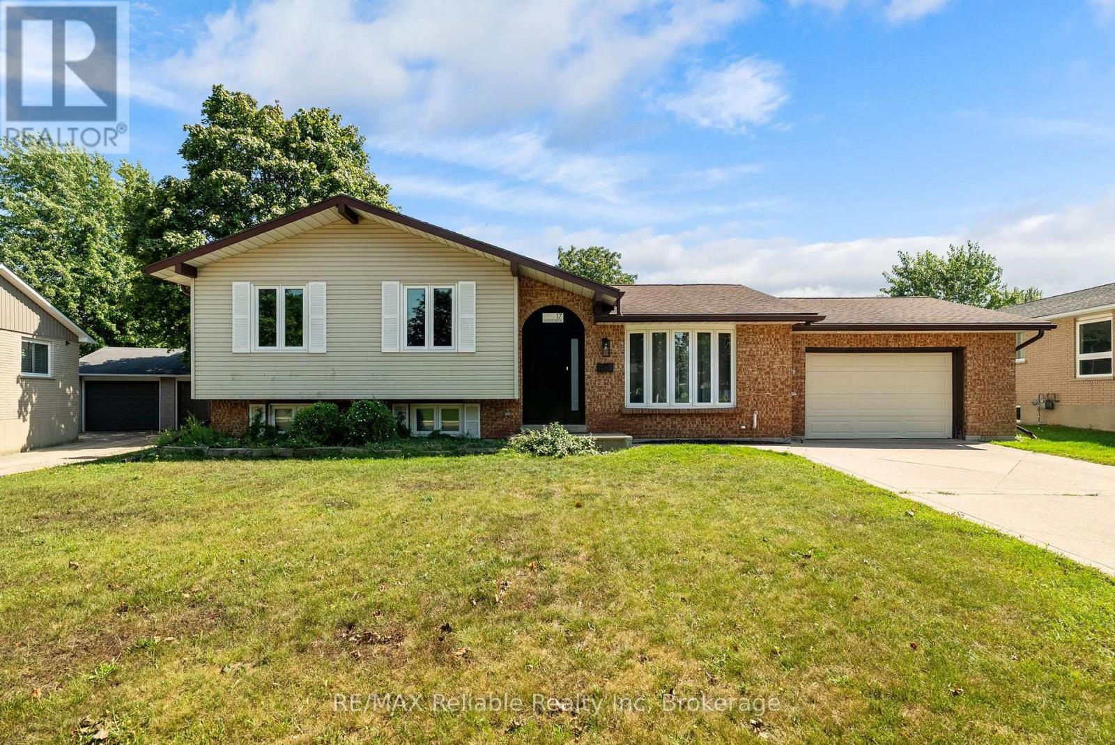 17 SUNCOAST DRIVE W, Goderich (Goderich (Town))