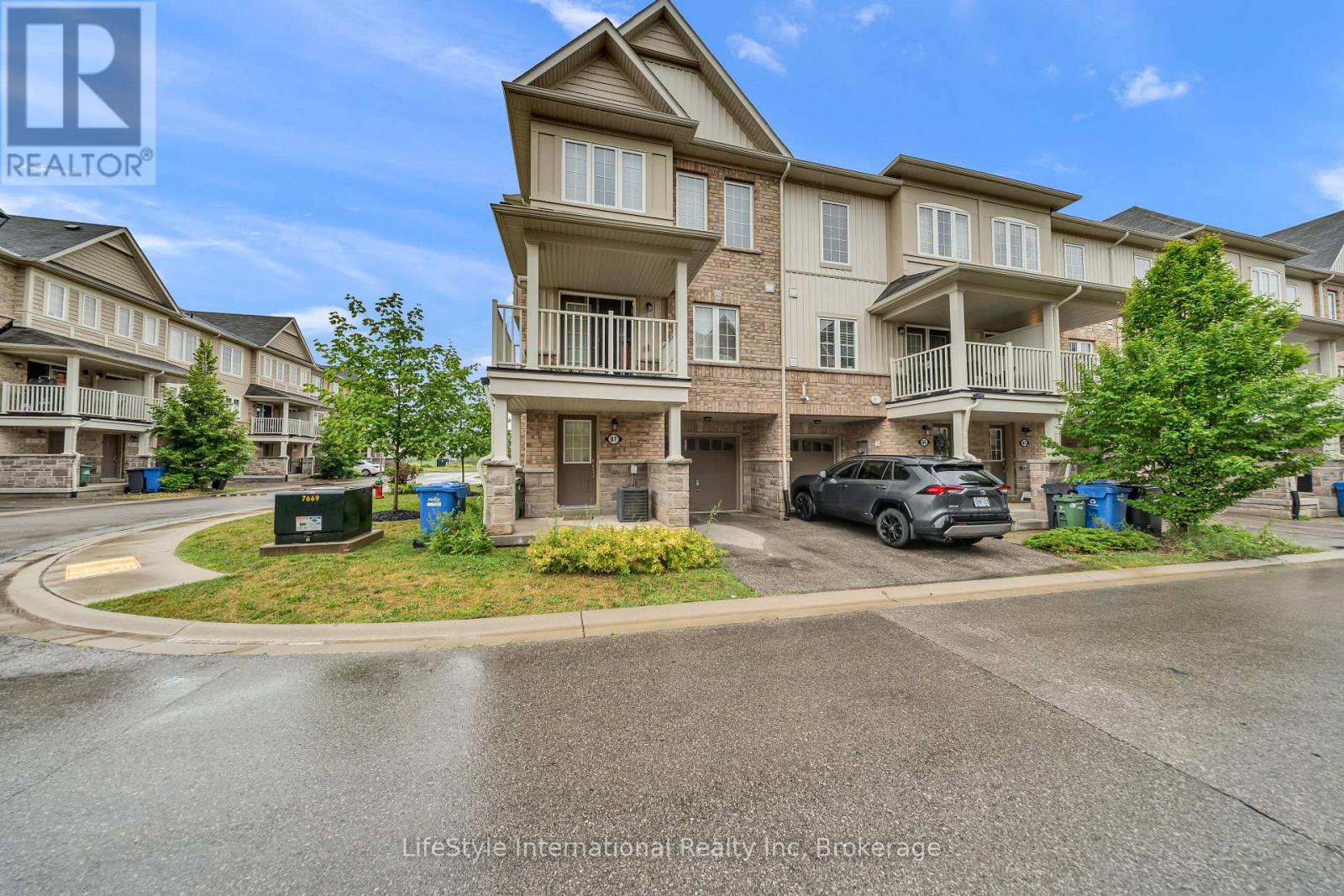 87 - 88 DECORSO DRIVE, Guelph (Kortright East)