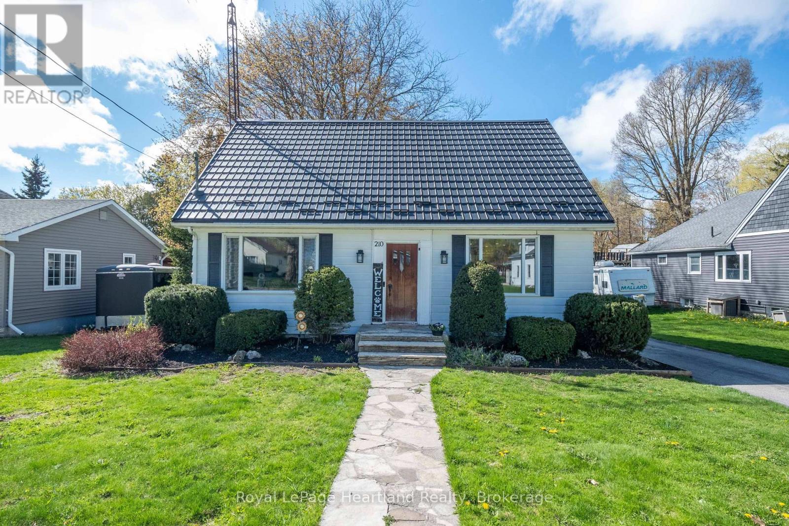 210 LEOPOLD STREET, North Huron (Wingham)