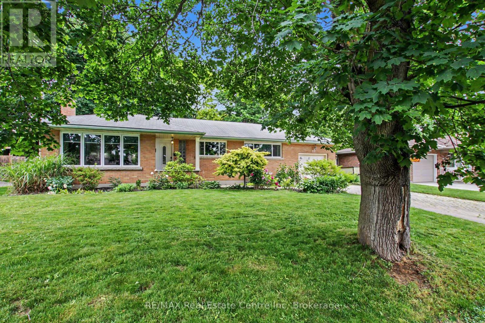 23 GLENBURNIE DRIVE, Guelph (Grange Road)