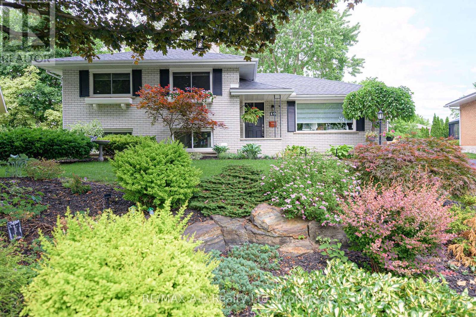 19 LINTON PLACE, Kitchener