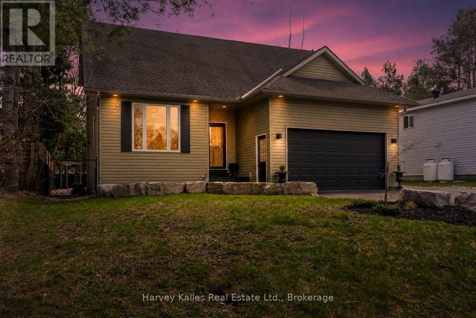 6 JOHNSTON STREET, Muskoka Lakes (Medora)