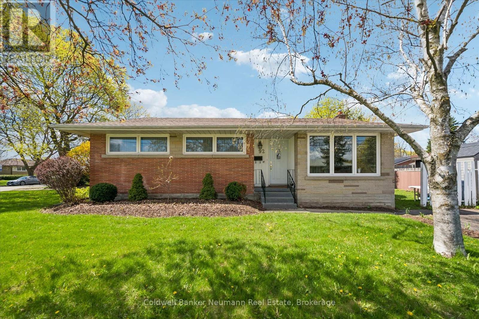 92 VICTORIA ROAD N, Guelph (St. George s)