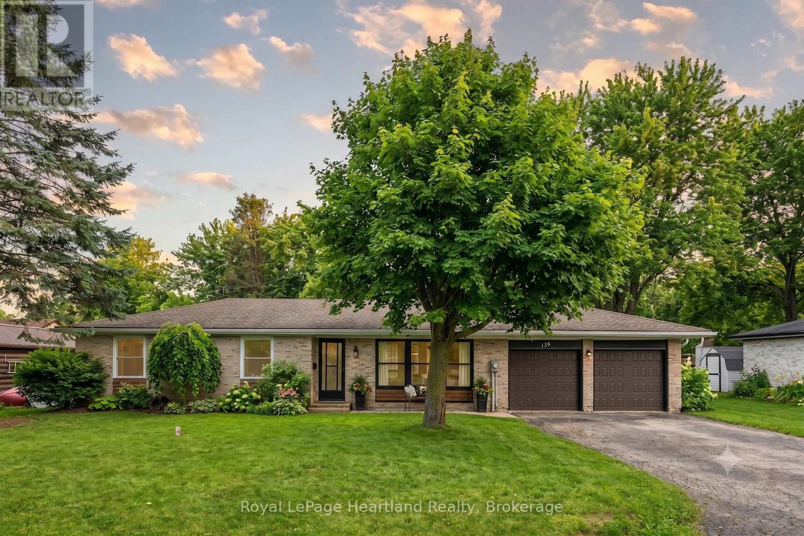 156 JOHN STREET N, Minto