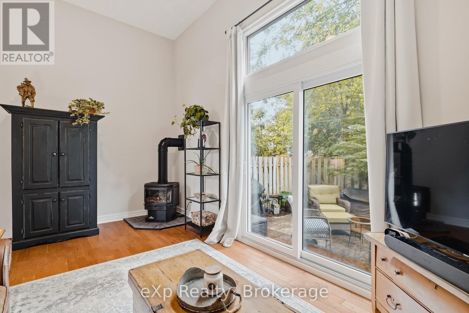 4 - 2 WORTON AVENUE, Guelph (Willow West/Sugarbush/West Acres)