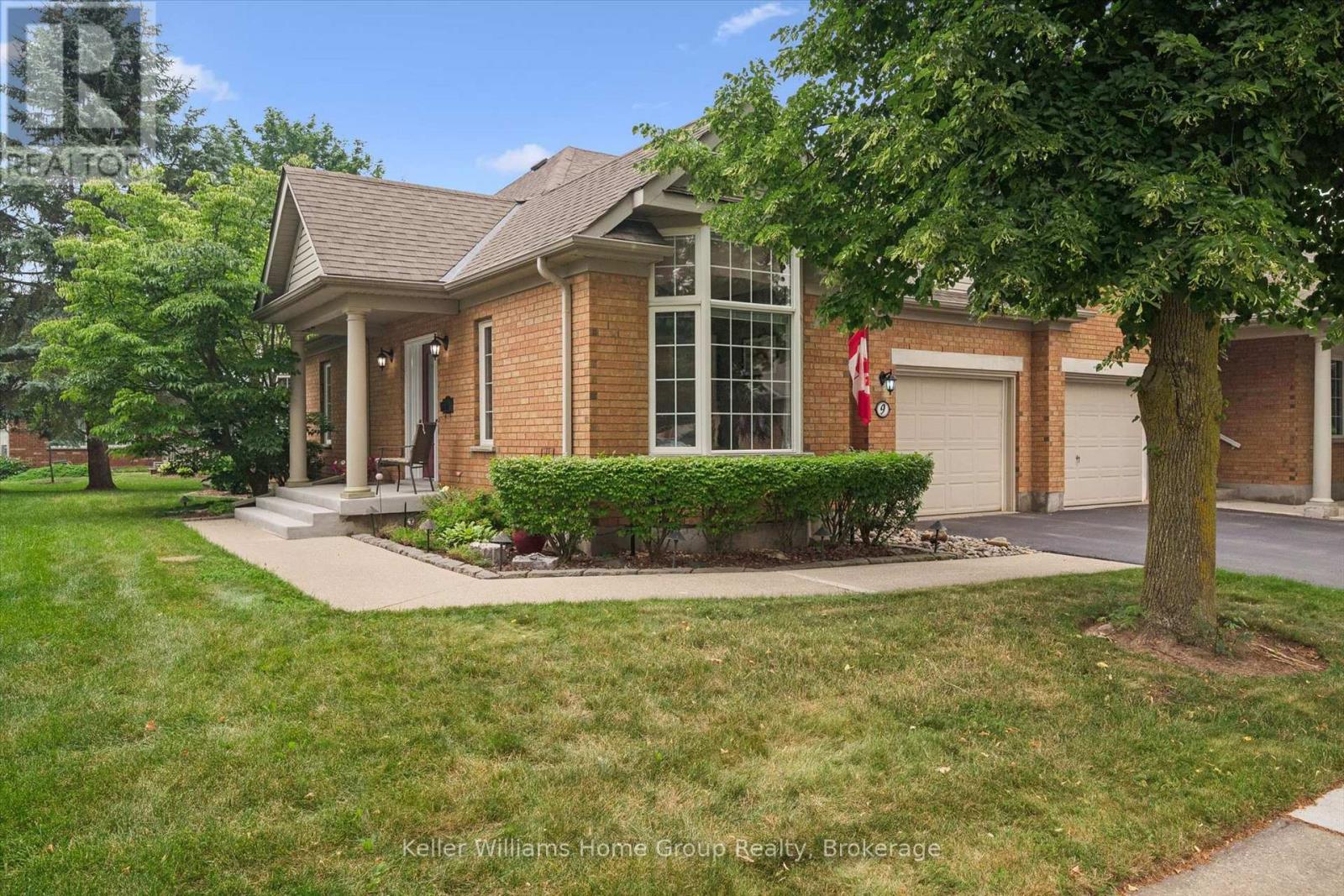 9 MAGNOLIA LANE, Guelph (Village By The Arboretum)