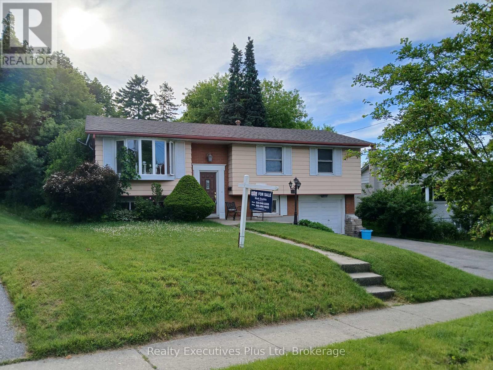90 WESTERN AVENUE, Guelph (Junction/Onward Willow)