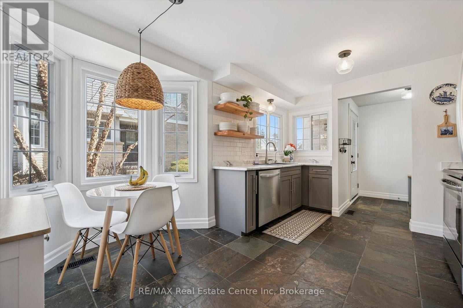 3 - 106 WOODLAWN ROAD E, Guelph (Victoria North)
