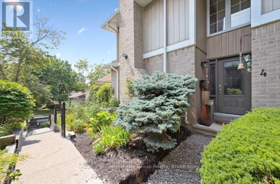 4 - 106 WOODLAWN ROAD E, Guelph (Victoria North)