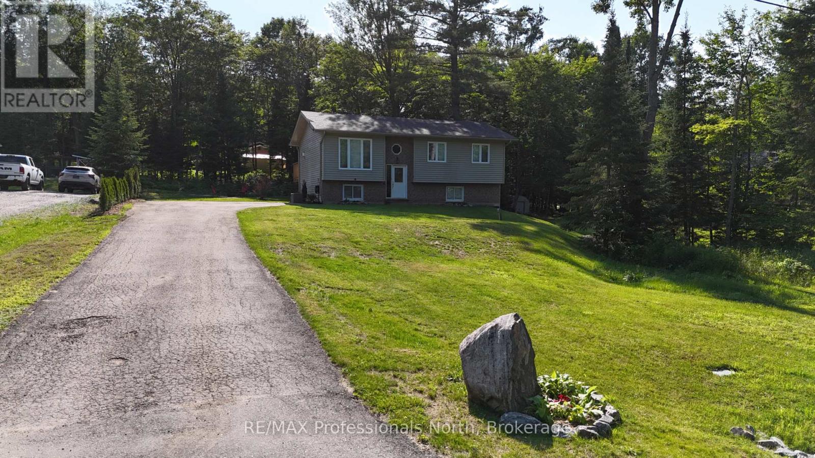 1036 POST ROAD, Bracebridge (Macaulay)