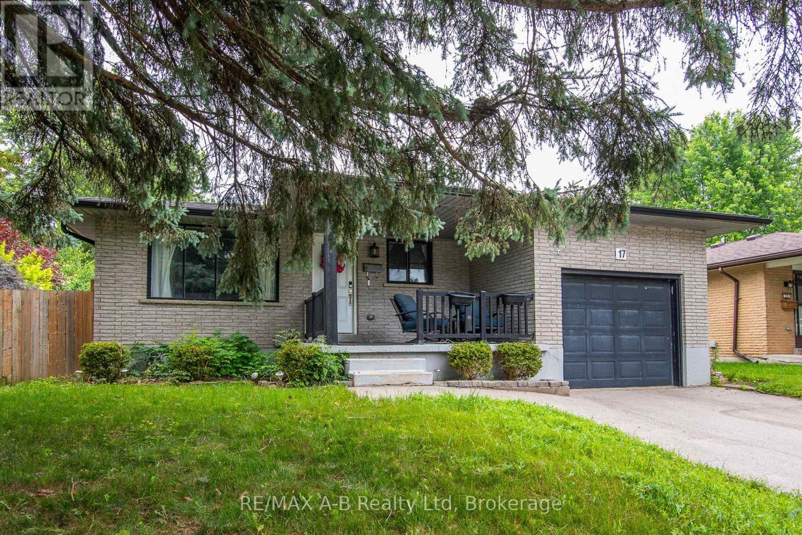 17 HICKORY LINE, Stratford
